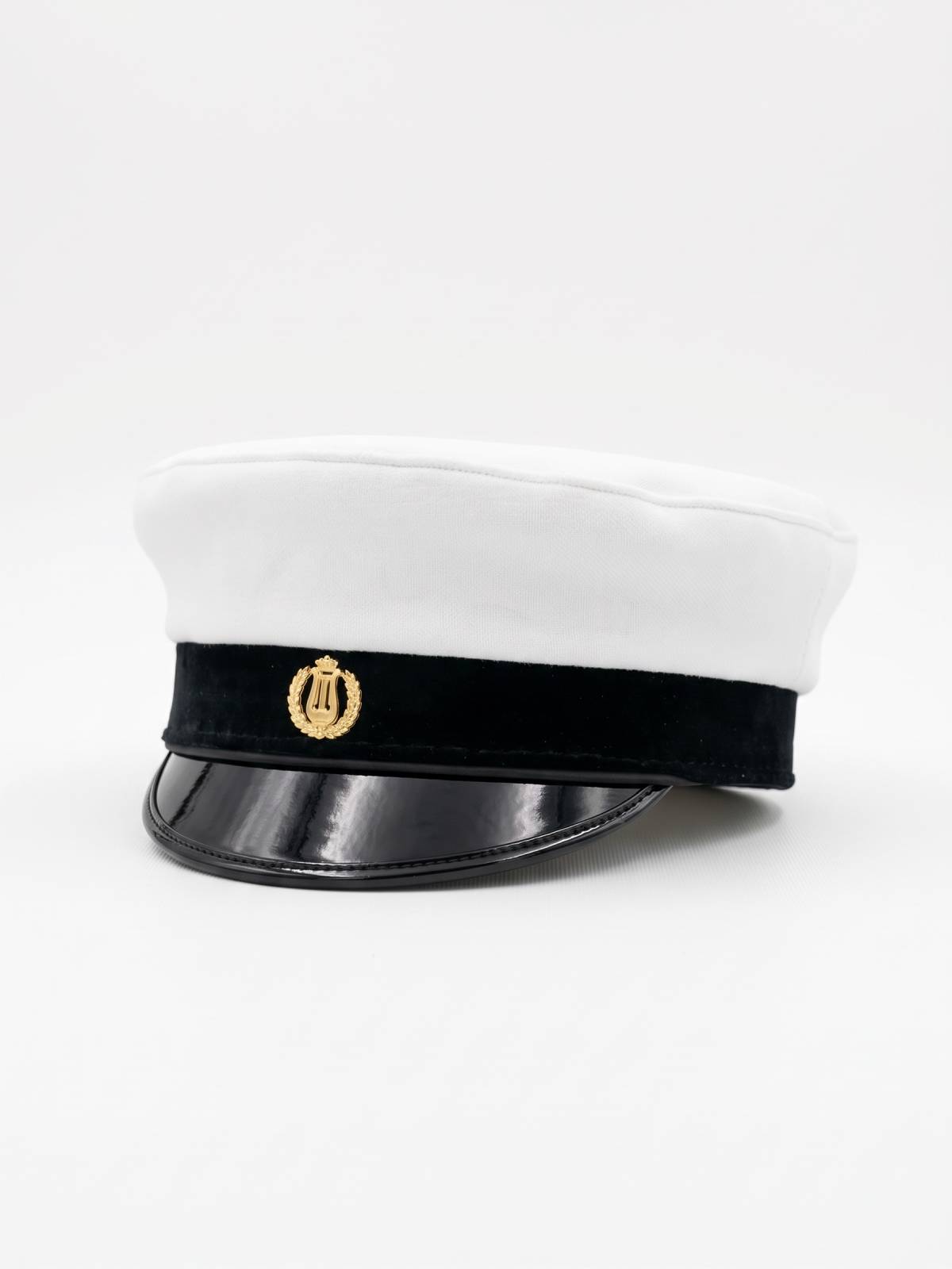 Suomenruotsalainen_ylioppilaslakki_edestä